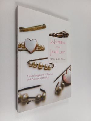 Petra Ahde-Deal : Women and Jewelry