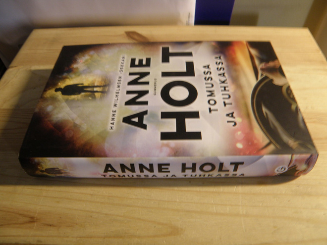 Anne Holt Tomussa ja tuhkassa (sidottu)