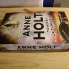 Anne Holt Tomussa ja tuhkassa (sidottu) - pikkukuva 1