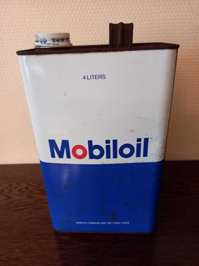 Vanha Mobiloil öljykanisteri