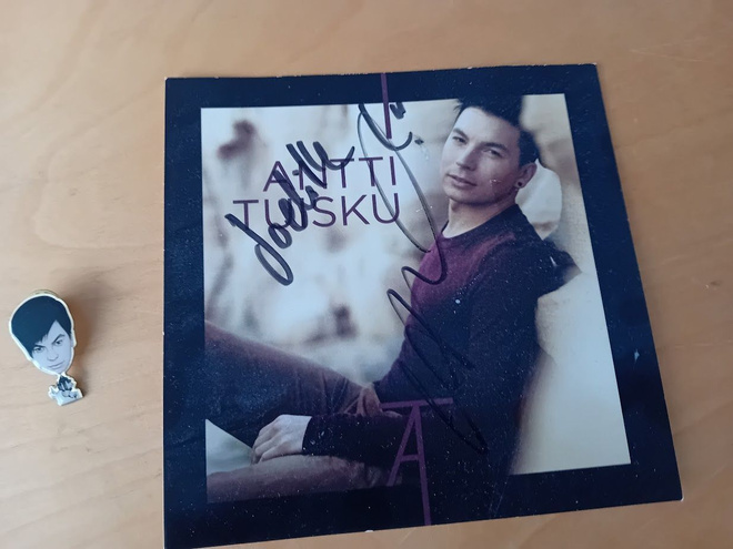 antti tuisku idolikuva nimmarilla + pinssi