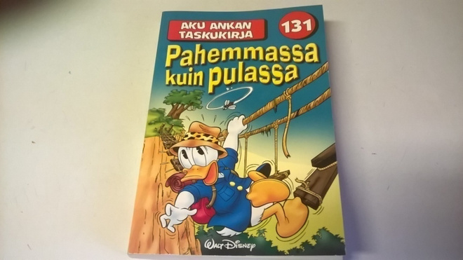Aku Ankan taskukirja 131 Pahemmassa kuin pulassa