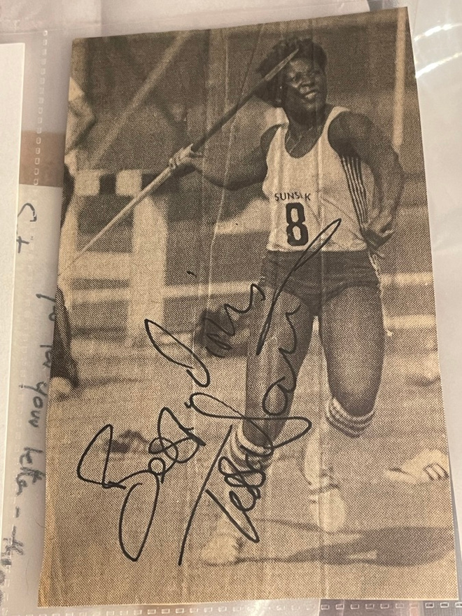 Tessa Sanderson nimikirjoitus lehtikuvassa