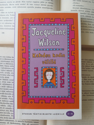 Jacqueline Wilson - Kahden kodin välillä (pokkari)