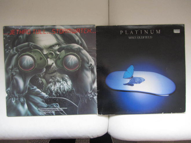 2 LP vinyylejä 8,50 € / kpl; JETHRO TULL ja MIKE OLDFIELD