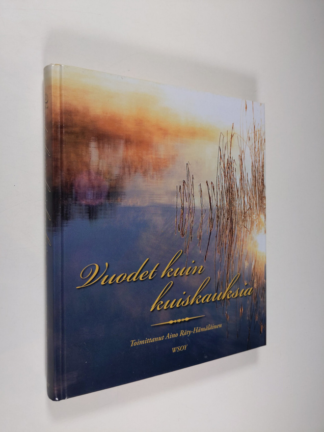 Aino (toim.) Räty-Hämäläinen : Vuodet kuin kuiskauksia