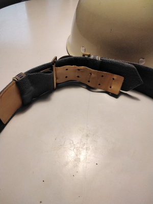 Paraativyö ja kypärä.