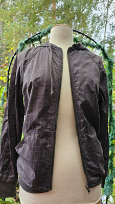 H&M Divided ruudullinen hupputakki – koko 38