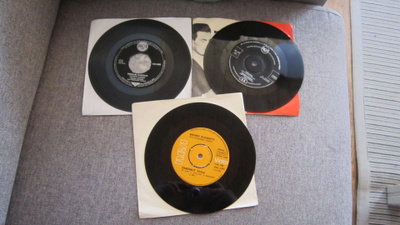 3 x Mauno Kuusisto 7" Vaiennut Viulu / Napolille / Häätanhu