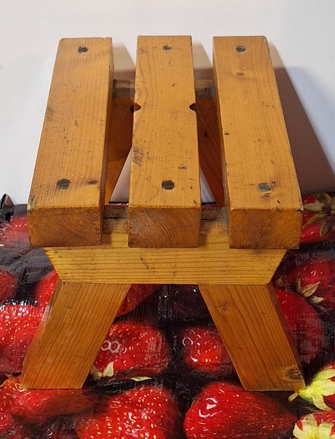 Pieni jakkara täyspuinen lakattu