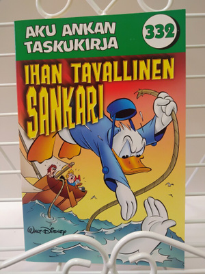 Aku Ankan taskukirja 332 Ihan tavallinen sankari
