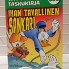 Aku Ankan taskukirja 332 Ihan tavallinen sankari - pikkukuva 1