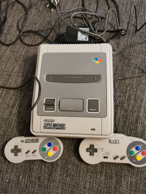 Snes konsoli ja ohjaimet.