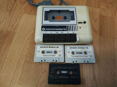 Commodore kasettiasema + 3 pelikasettia