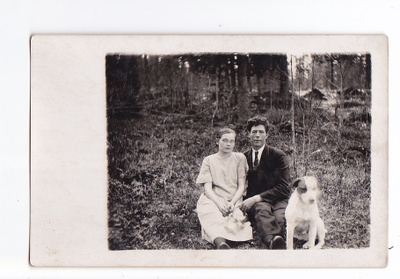 VANHA Valokuva Mies+Nainen+ Koira 1920-luku Postikorttikoko