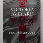 Victoria Aveyard - Lasinen miekka - pikkukuva 1