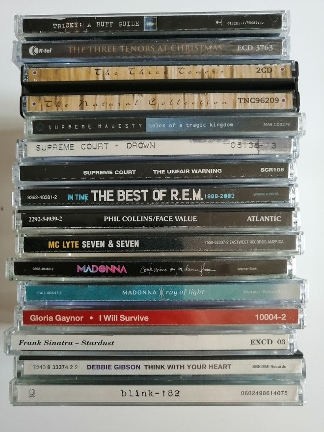 CD-paketti (16 kpl, REM, Blink 182, Madonna...)