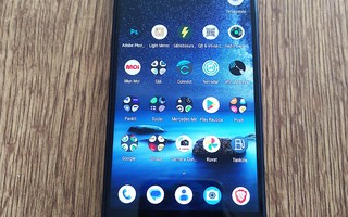 Nokia 8 + laturi 18W + nappikuulokkeet + suojakuoret 2x