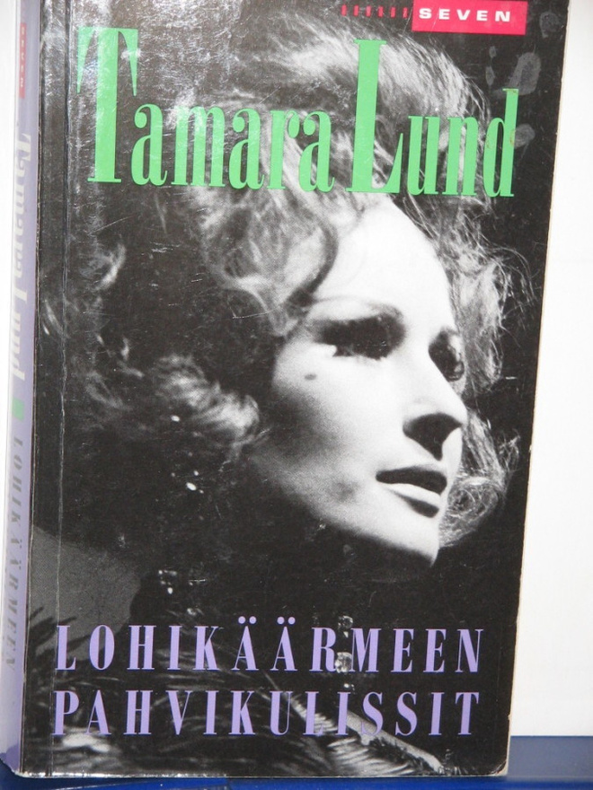Tamara Lund : LOHIKÄÄRMEEN PAHVIKULISSIT