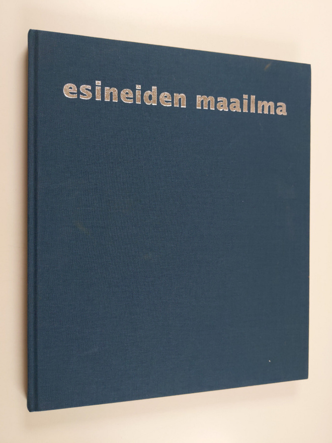 Riikka (toim.) Stewen : Esineiden maailma
