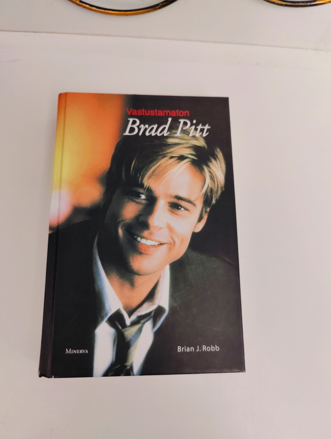 Brian J. Robb; Vastustamaton Brad Pitt