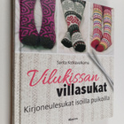 Sarita Kotkavalkama : Vilukissan villasukat : kirjoneules... - pikkukuva 1