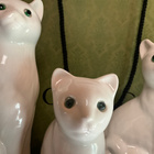 Kolme valkoista posliini kissa figuuri patsas vintage ja SIA - pikkukuva 3