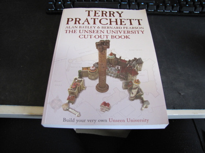 Pratchett, Terry - Unseen university Cut-out book