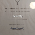 Suomen valkoisen ruusun 2. lk mitali, myöntökirja ja rasia - pikkukuva 2