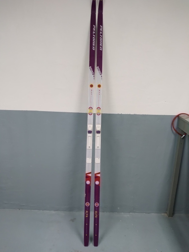 Sukset ( Peltonen , 206 cm ) + suksisauvat + monot