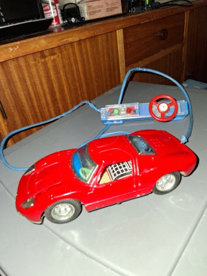 Vanha letkuohjattava peltiauto jostain 1960 luvulta.