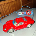Vanha letkuohjattava peltiauto jostain 1960 luvulta. - pikkukuva 1