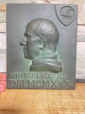 Vihtori Kosola pronssireliefi