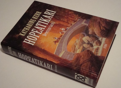 Katharine Kerr: Deverryn taru 1 Hopeatikari (sid. 2001)