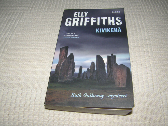 Elly Griffiths Kivikehä -pok