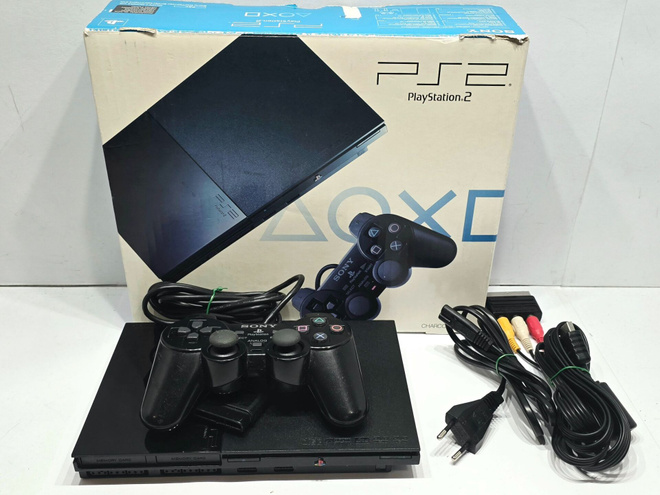 PS2 Slim konsoli paketissaan