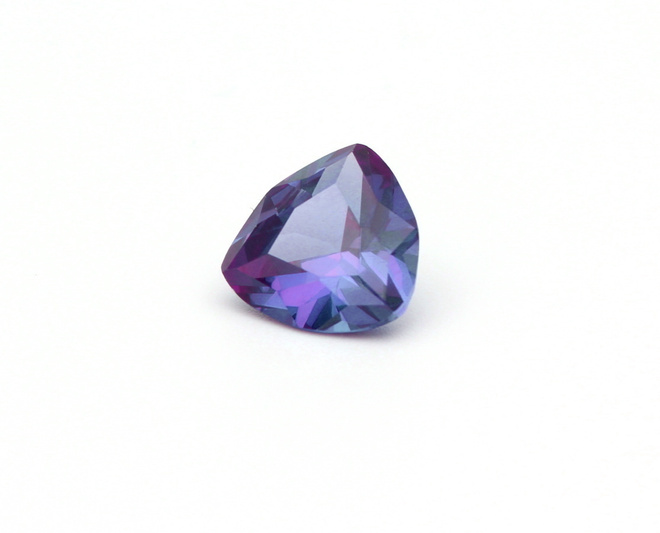 UPEA Väriä Vaihtava Safiiri 8.18ct  (SYNTH)