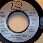 THE FLYING PICKETS::WHEN YOU'RE YOUNG & IN LOVE::VINYYLI 7" - pikkukuva 3