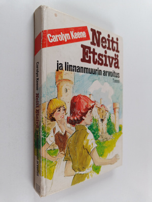 Carolyn Keene : Neiti Etsivä ja linnanmuurin arvoitus