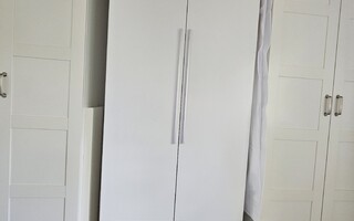 Valkoinen vaatekaappi.hyvässä kunnossa