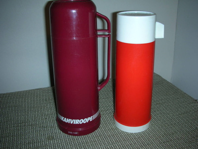 2 vanhaa termospulloa