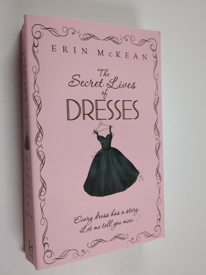 Erin Mckean : The Secret Lives of Dresses