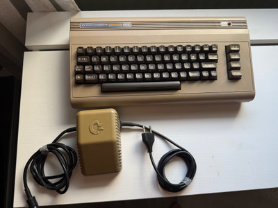 Commodore 64 ( ”leipälaatikko/breadbin”)