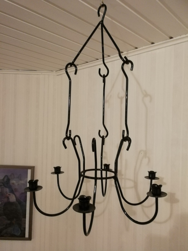 Musta teräksinen kattokruunu