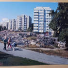Helsinki, Toinen linja, nuoripari vaunujen kanssa, ei p. - pikkukuva 1