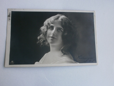 Nuori leidi katsoo tulevaisuuteen, vanha mv pk, p. 1904