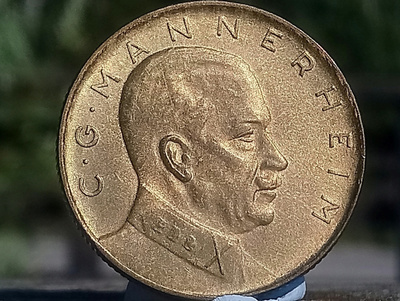 Kullanvärinen kolikko C.G.Mannerheim. Halkaisija - 31 mm.