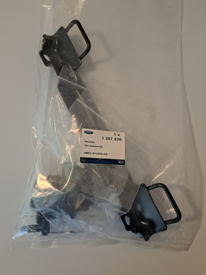 Ford Focus IsoFix -kiinnityssarjan turvakiinnike, osa 1 357