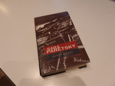 Sara Paretsky : Muistin ansassa , Sapo -sarjaa