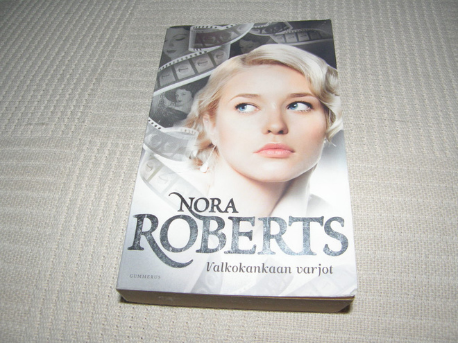 Nora Roberts Valkokankaan varjot -pok
